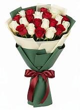Букет Микс из красных и белых роз в Заолешенке