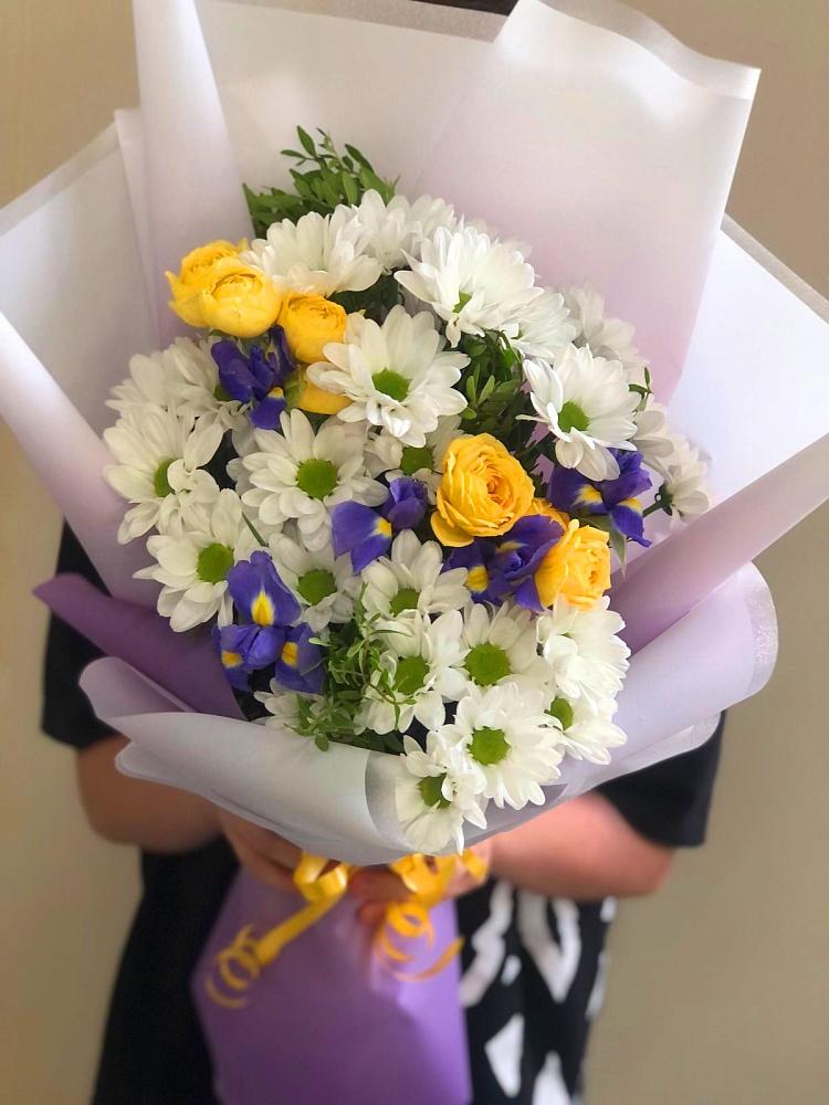 Букет цветов из: Ирисы, Хризантемы и Розы в Заолешенке