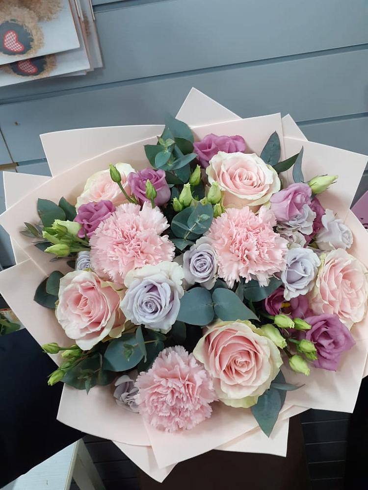 Букет цветов из: Розы, Гвоздики и Лизиантусы в Заолешенке